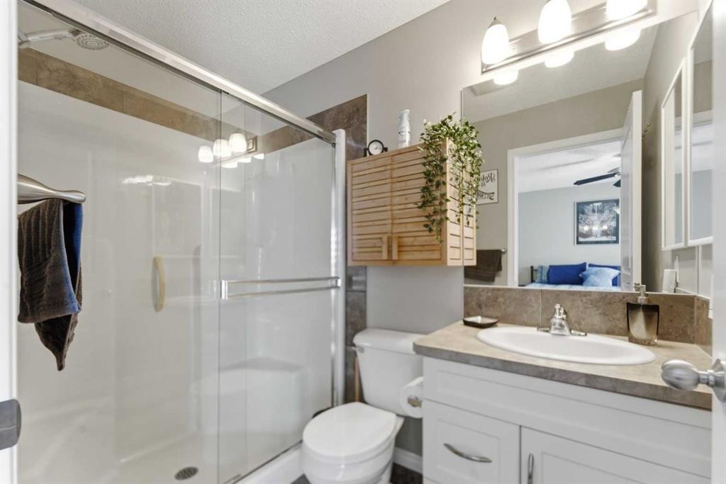 59 New Brighton Common Se, Calgary, AB - Indoor Photo Showing Bathroom