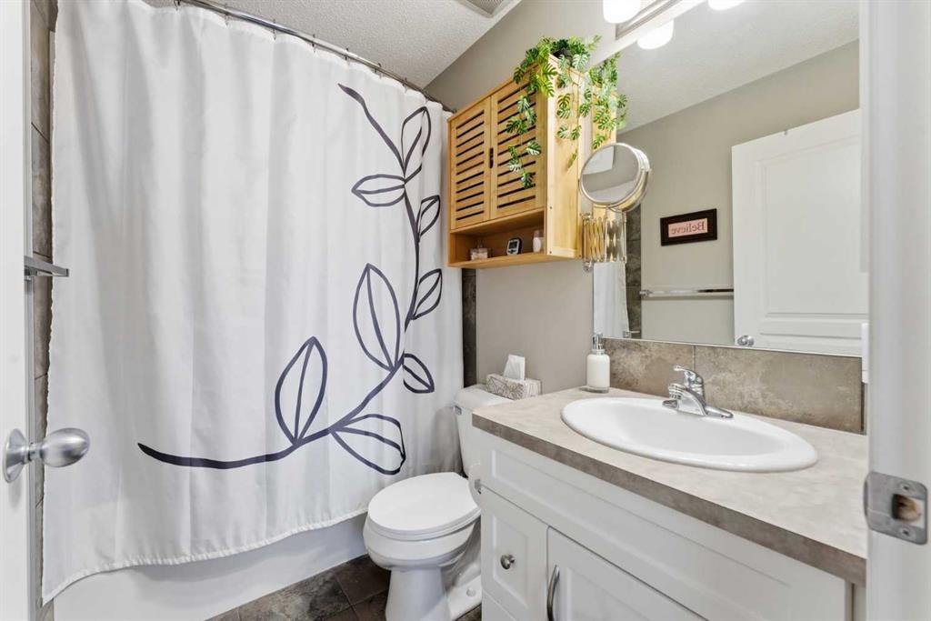 59 New Brighton Common Se, Calgary, AB - Indoor Photo Showing Bathroom