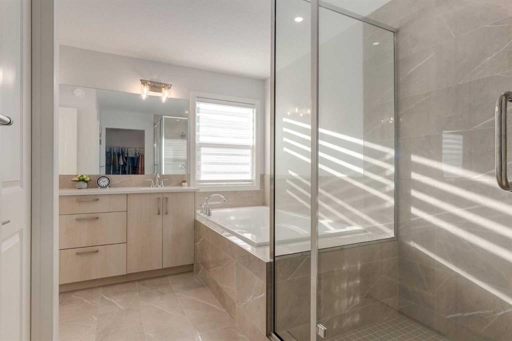 29 Marmot Passage Nw, Calgary, AB - Indoor Photo Showing Bathroom