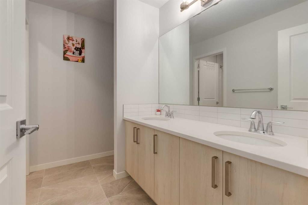 29 Marmot Passage Nw, Calgary, AB - Indoor Photo Showing Bathroom
