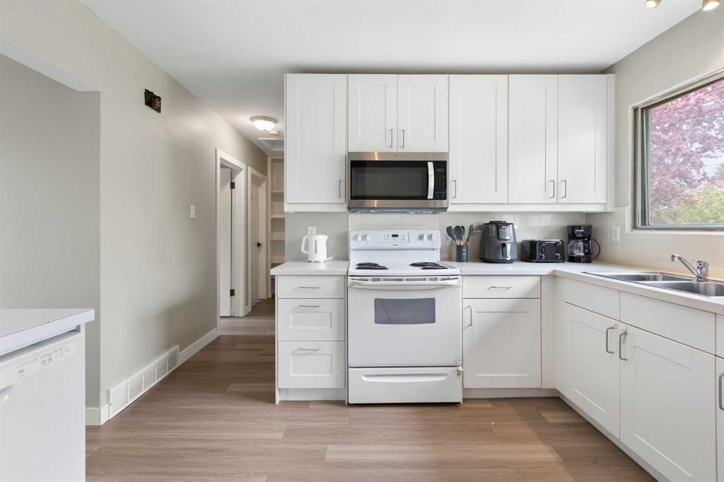 173 Gordon Drive Sw, Calgary, AB - Indoor Photo Showing Kitchen With Double Sink