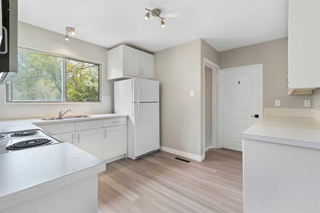 173 Gordon Drive Sw, Calgary, AB - Indoor Photo Showing Kitchen With Double Sink