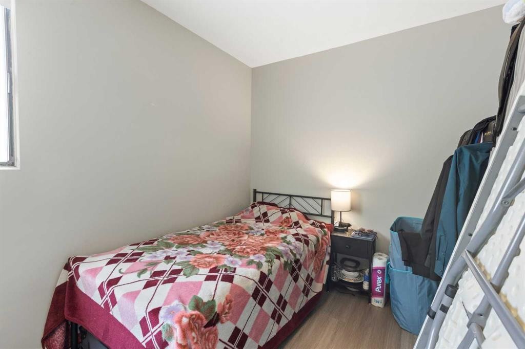 173 Gordon Drive Sw, Calgary, AB - Indoor Photo Showing Bedroom