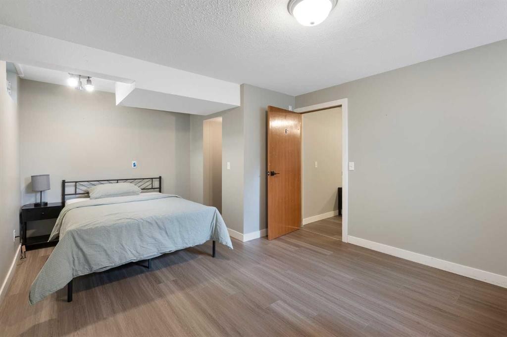 173 Gordon Drive Sw, Calgary, AB - Indoor Photo Showing Bedroom