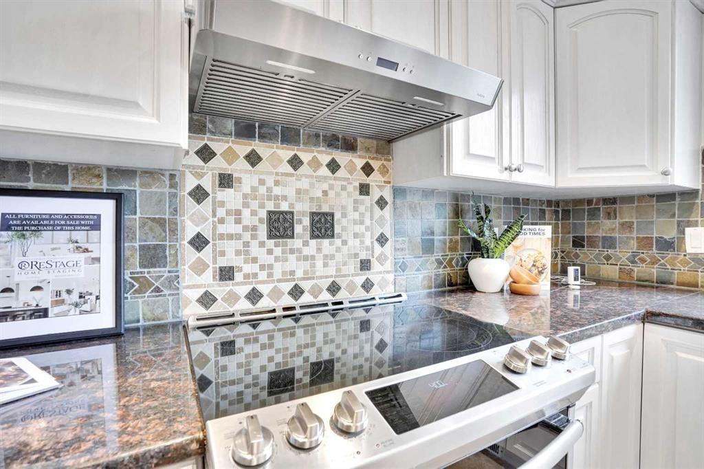 38 Strathridge Crescent Sw, Calgary, AB - Indoor Photo Showing Kitchen