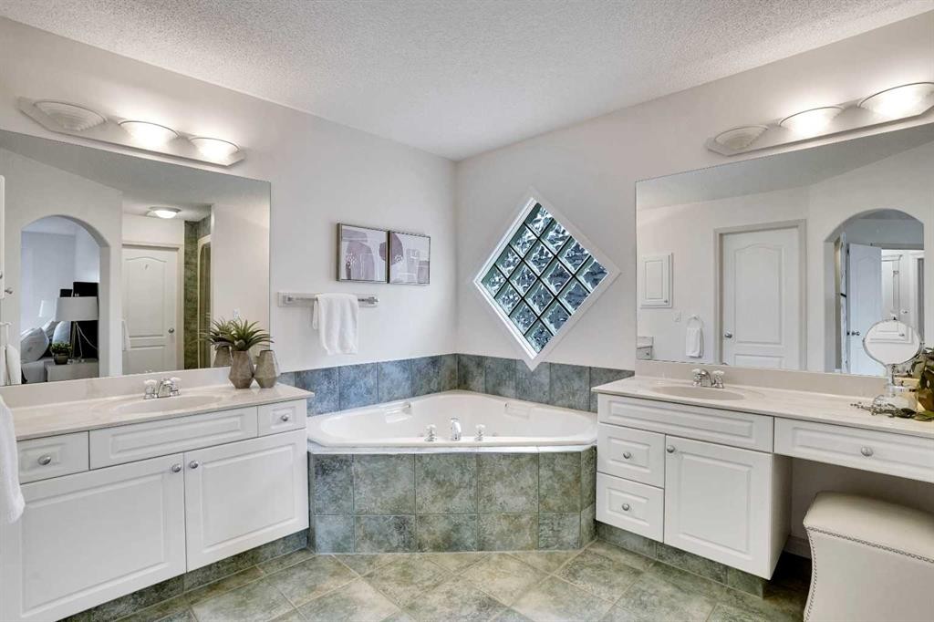38 Strathridge Crescent Sw, Calgary, AB - Indoor Photo Showing Bathroom