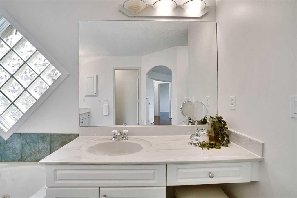 38 Strathridge Crescent Sw, Calgary, AB - Indoor Photo Showing Bathroom