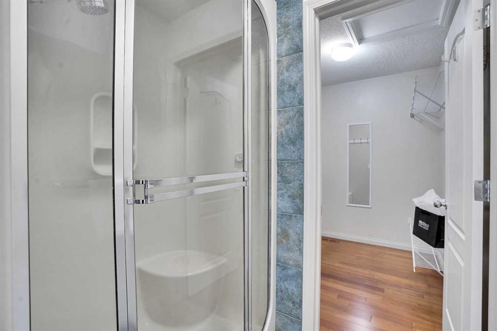 38 Strathridge Crescent Sw, Calgary, AB - Indoor Photo Showing Bathroom