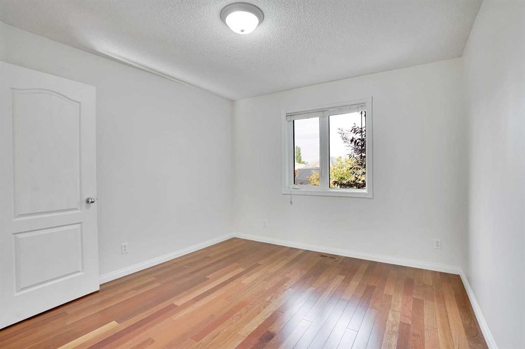 38 Strathridge Crescent Sw, Calgary, AB - Indoor Photo Showing Other Room