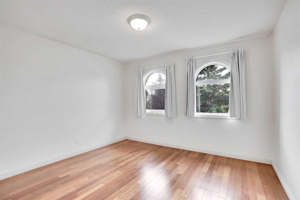 38 Strathridge Crescent Sw, Calgary, AB - Indoor Photo Showing Other Room