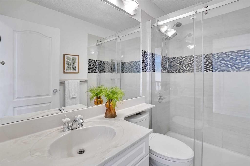 38 Strathridge Crescent Sw, Calgary, AB - Indoor Photo Showing Bathroom