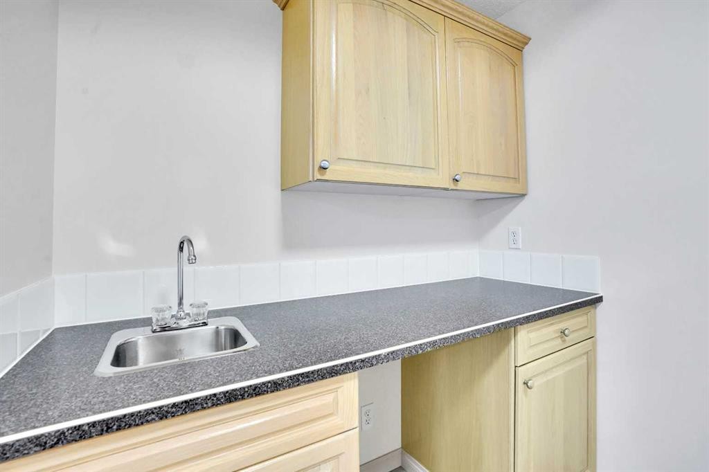 38 Strathridge Crescent Sw, Calgary, AB - Indoor Photo Showing Kitchen