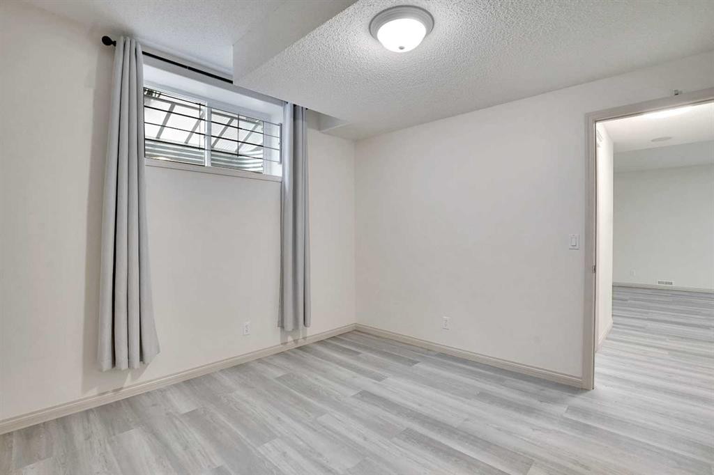 38 Strathridge Crescent Sw, Calgary, AB - Indoor Photo Showing Other Room