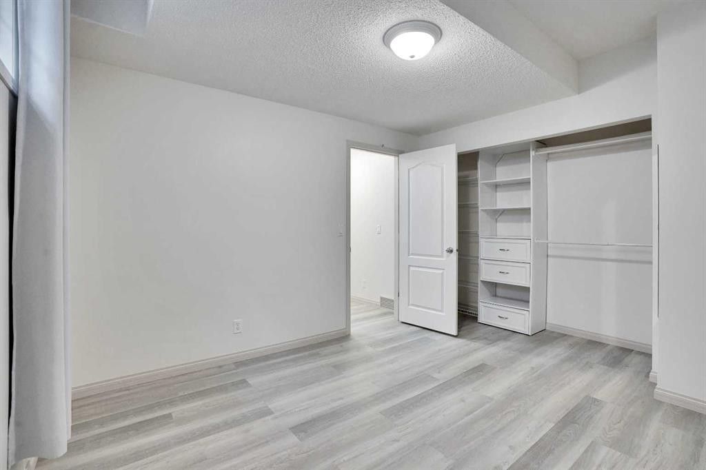 38 Strathridge Crescent Sw, Calgary, AB - Indoor