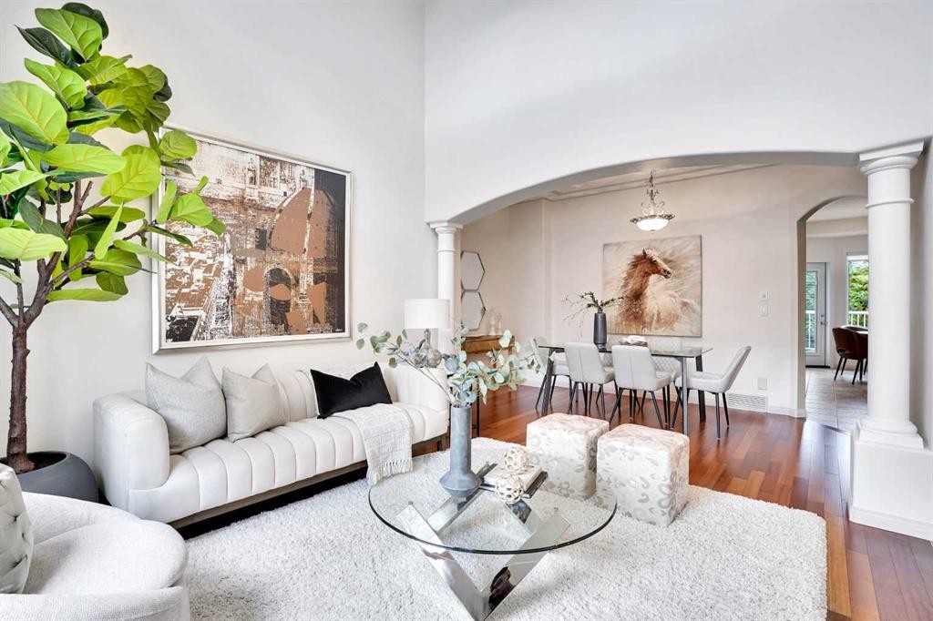 38 Strathridge Crescent Sw, Calgary, AB - Indoor Photo Showing Living Room