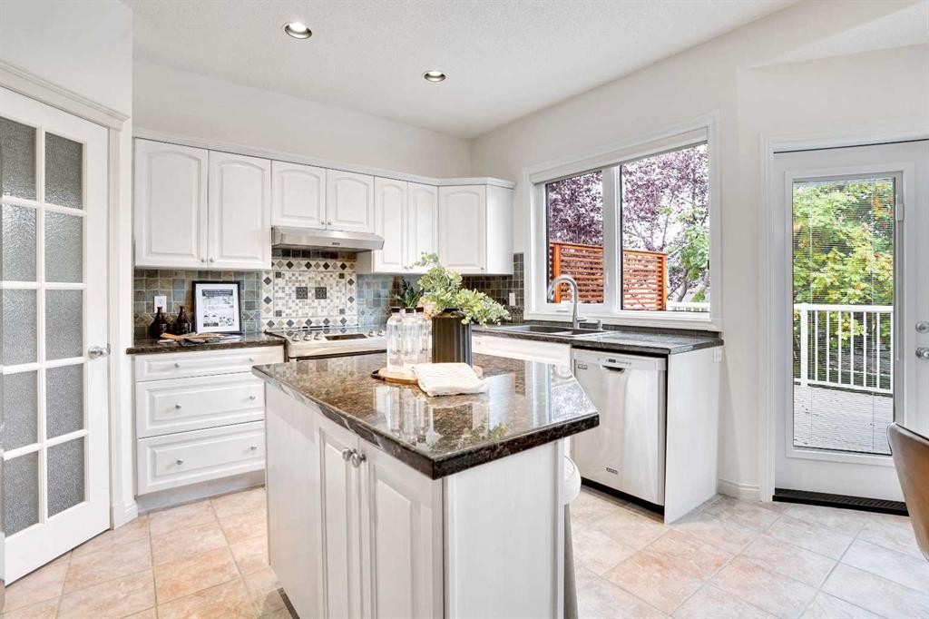 38 Strathridge Crescent Sw, Calgary, AB - Indoor Photo Showing Kitchen