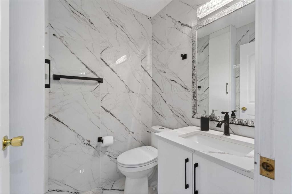 49 Taravista Way Ne, Calgary, AB - Indoor Photo Showing Bathroom