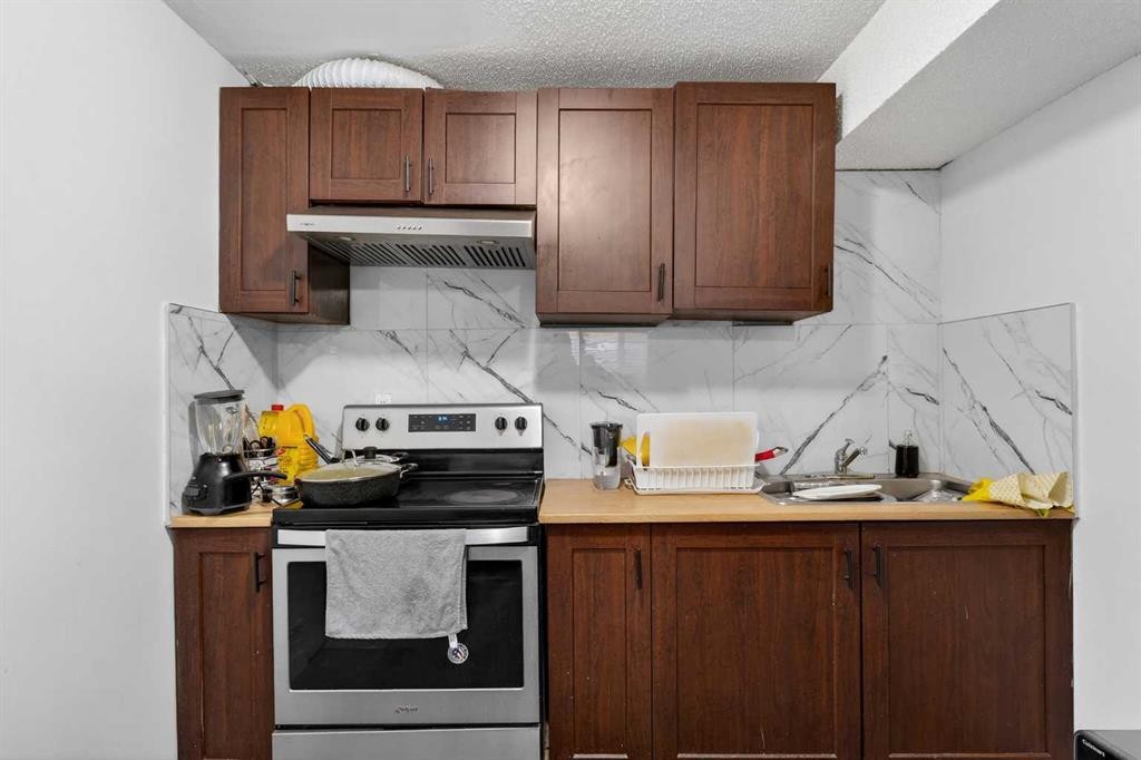 49 Taravista Way Ne, Calgary, AB - Indoor Photo Showing Kitchen