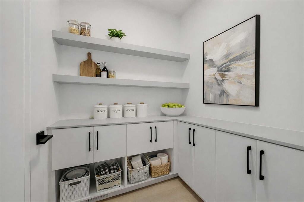 8136 47 Avenue Nw, Calgary, AB - Indoor Photo Showing Other Room
