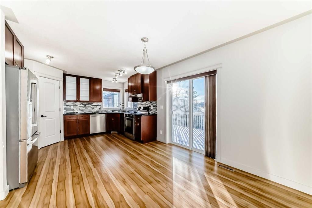 1156 Sherwood Boulevard Nw, Calgary, AB - Indoor Photo Showing Kitchen