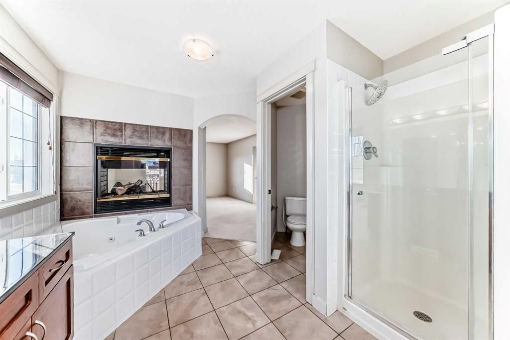 1156 Sherwood Boulevard Nw, Calgary, AB - Indoor Photo Showing Bathroom