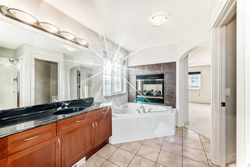 1156 Sherwood Boulevard Nw, Calgary, AB - Indoor Photo Showing Bathroom