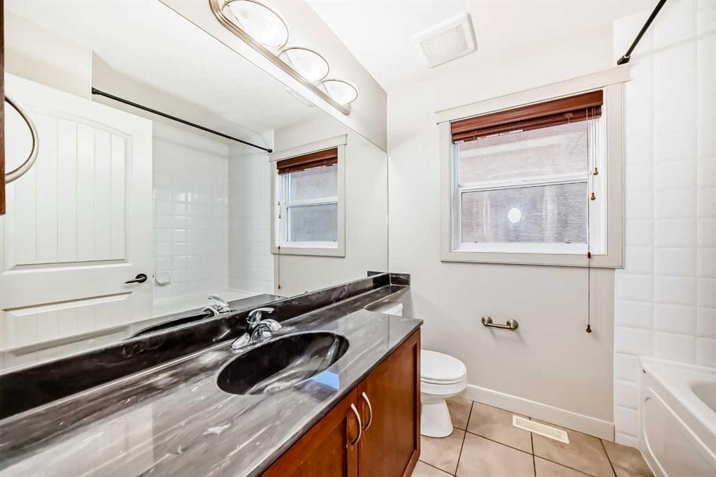 1156 Sherwood Boulevard Nw, Calgary, AB - Indoor Photo Showing Bathroom