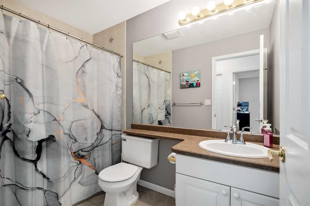 830 Westmount Drive, Strathmore, AB - Indoor Photo Showing Bathroom