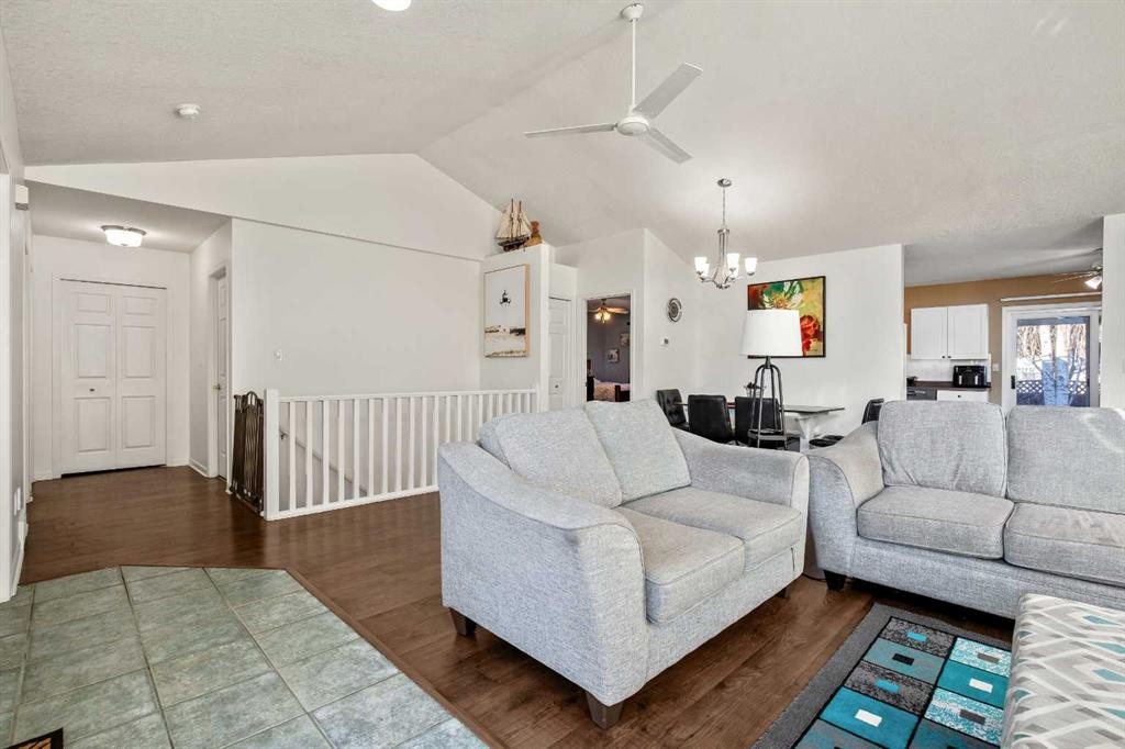 830 Westmount Drive, Strathmore, AB - Indoor Photo Showing Living Room