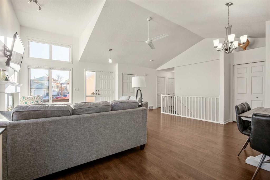 830 Westmount Drive, Strathmore, AB - Indoor Photo Showing Living Room