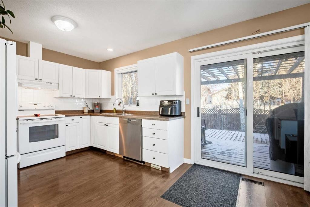 830 Westmount Drive, Strathmore, AB - Indoor Photo Showing Kitchen