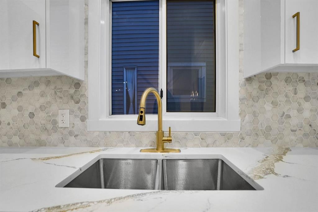 96 Covington Road Ne, Calgary, AB - Indoor Photo Showing Kitchen