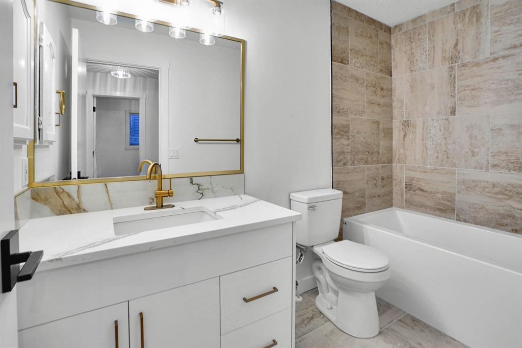 96 Covington Road Ne, Calgary, AB - Indoor Photo Showing Bathroom