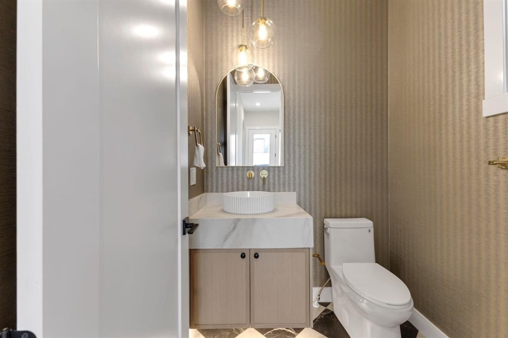 2518 20 Street Sw, Calgary, AB - Indoor Photo Showing Bathroom