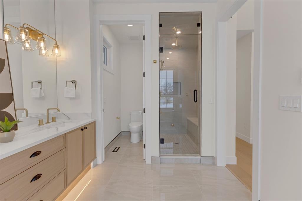 2518 20 Street Sw, Calgary, AB - Indoor Photo Showing Bathroom
