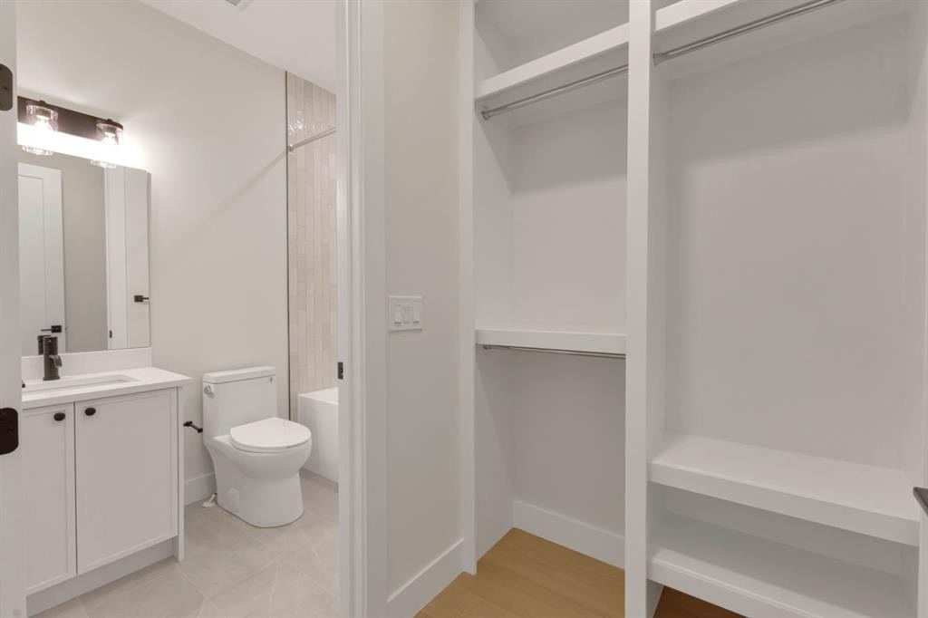 2518 20 Street Sw, Calgary, AB - Indoor Photo Showing Bathroom