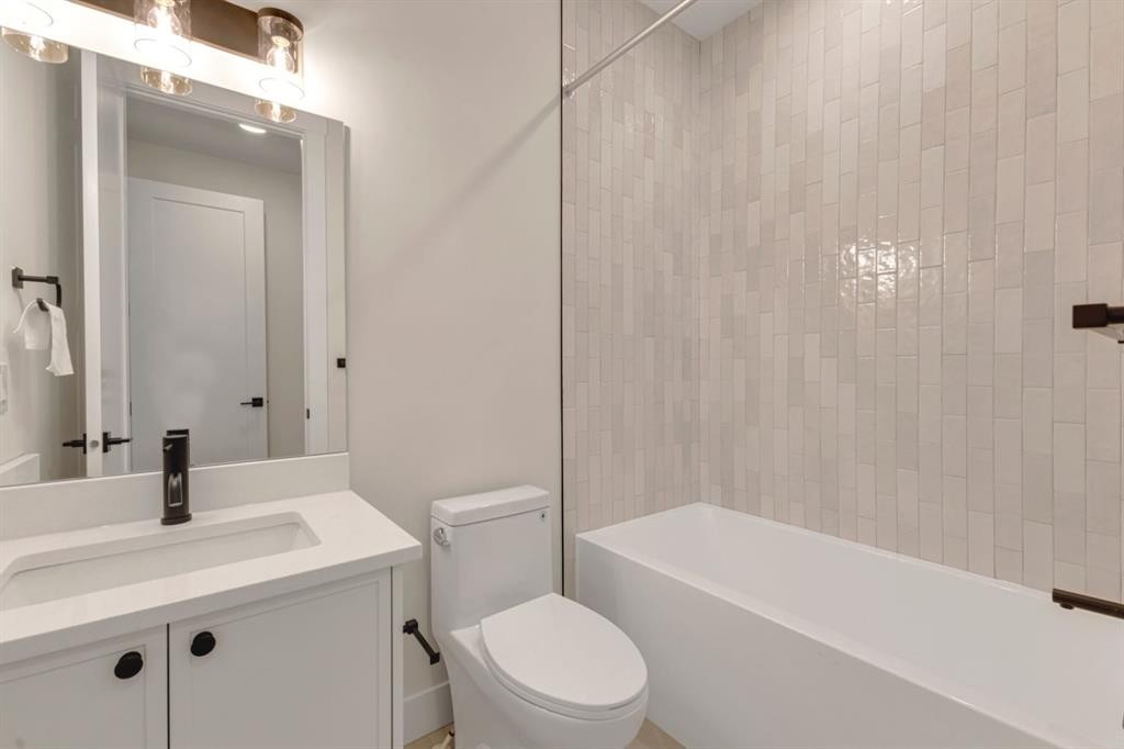 2518 20 Street Sw, Calgary, AB - Indoor Photo Showing Bathroom
