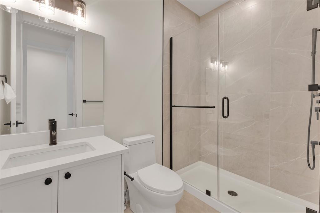 2518 20 Street Sw, Calgary, AB - Indoor Photo Showing Bathroom
