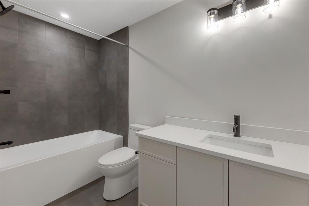 2518 20 Street Sw, Calgary, AB - Indoor Photo Showing Bathroom