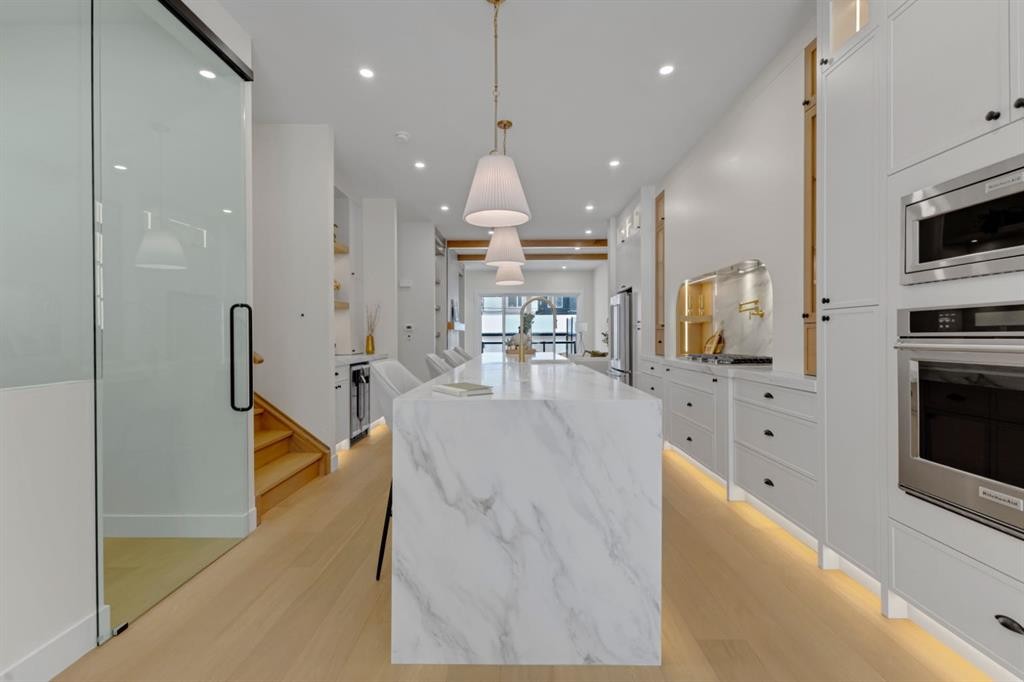 2518 20 Street Sw, Calgary, AB - Indoor Photo Showing Kitchen With Upgraded Kitchen