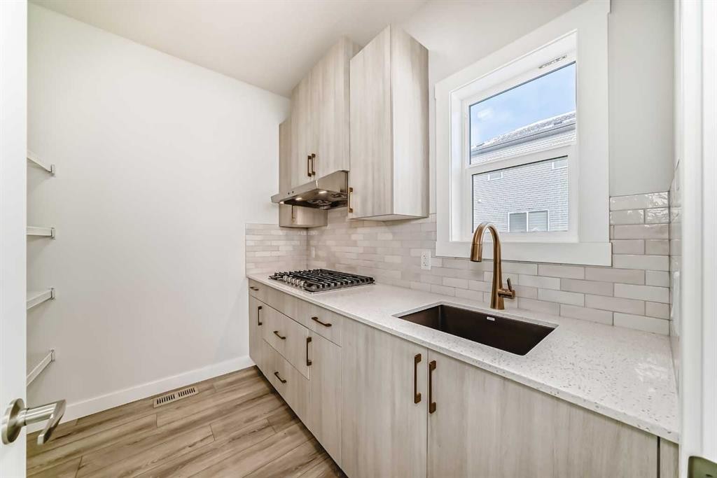 100 Corner Glen Manor Ne, Calgary, AB - Indoor Photo Showing Kitchen