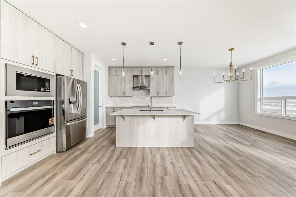 100 Corner Glen Manor Ne, Calgary, AB - Indoor Photo Showing Kitchen With Stainless Steel Kitchen With Upgraded Kitchen