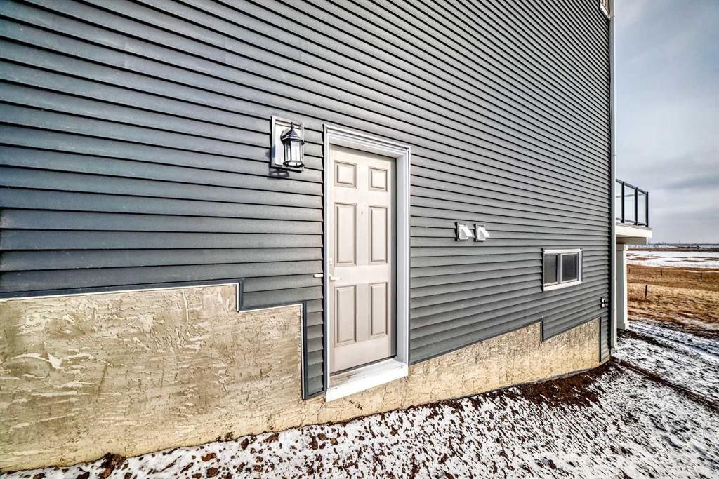 100 Corner Glen Manor Ne, Calgary, AB - Outdoor