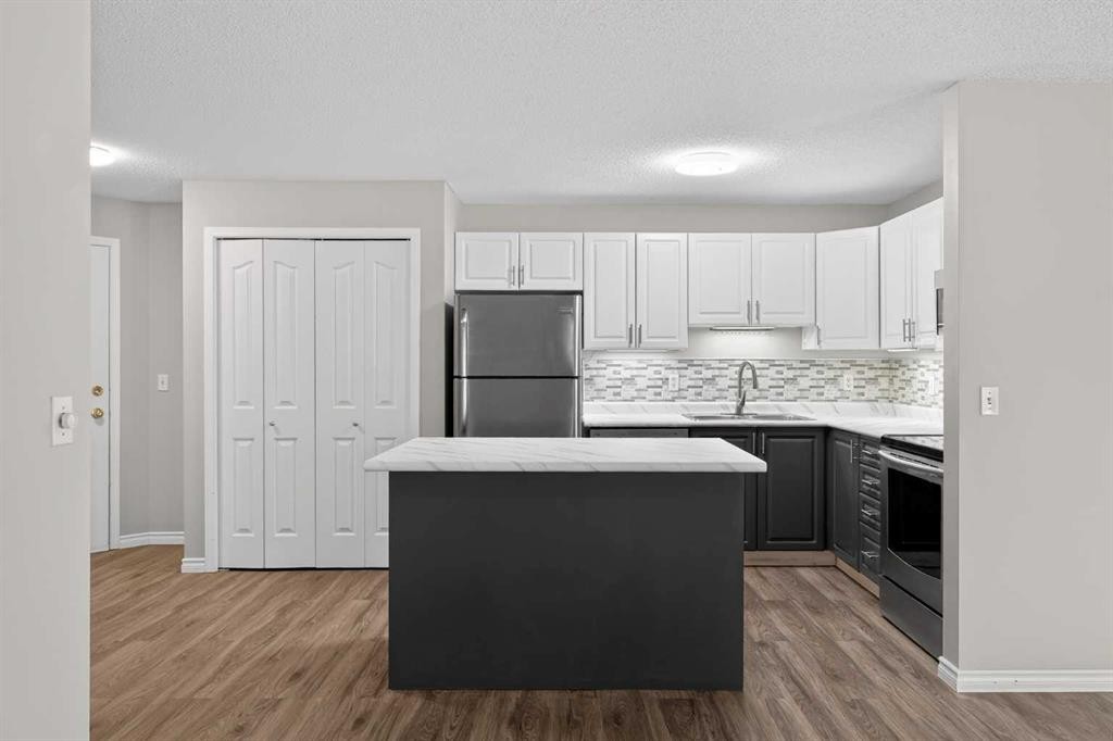 1408-1000 Somervale Court Sw, Calgary, AB - Indoor Photo Showing Kitchen With Upgraded Kitchen