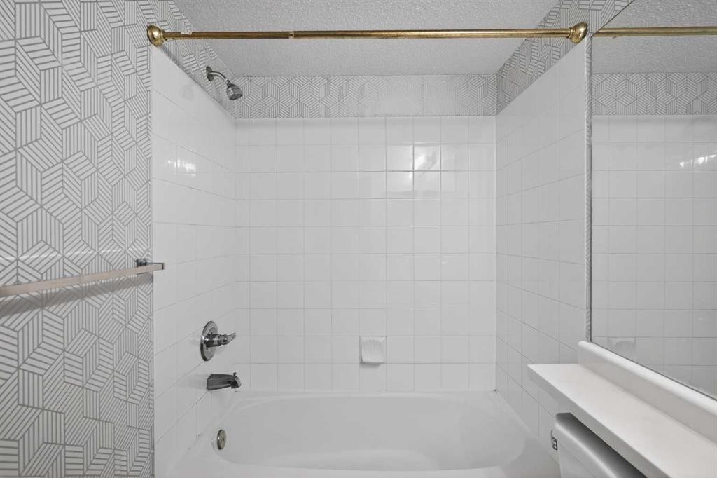 1408-1000 Somervale Court Sw, Calgary, AB - Indoor Photo Showing Bathroom