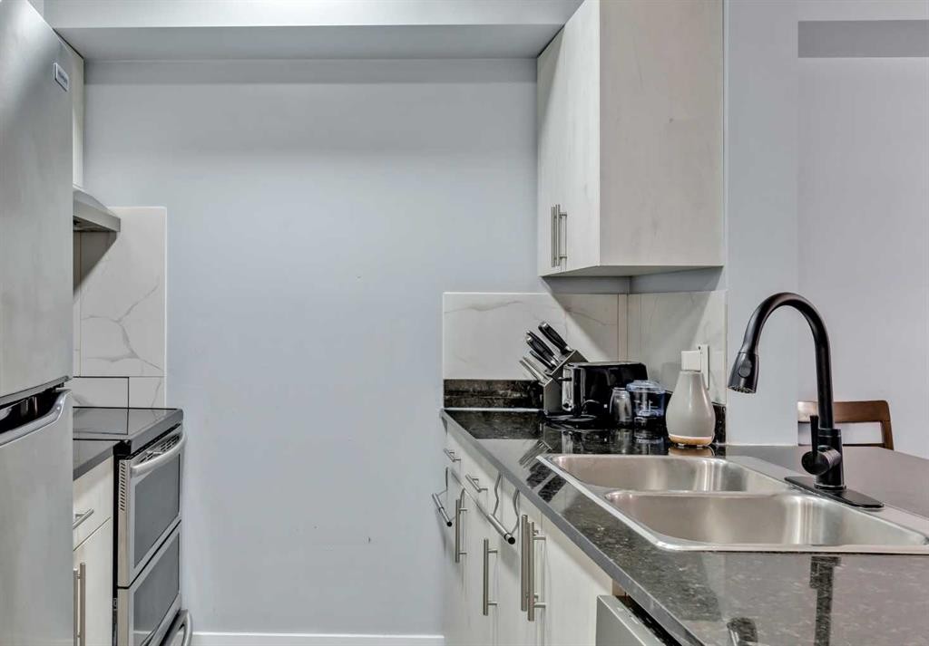 117-7130 80 Avenue Ne, Calgary, AB - Indoor Photo Showing Kitchen With Double Sink