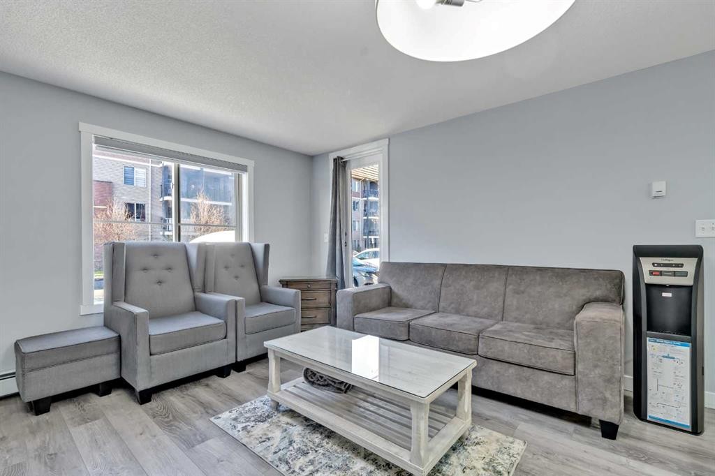 117-7130 80 Avenue Ne, Calgary, AB - Indoor Photo Showing Living Room