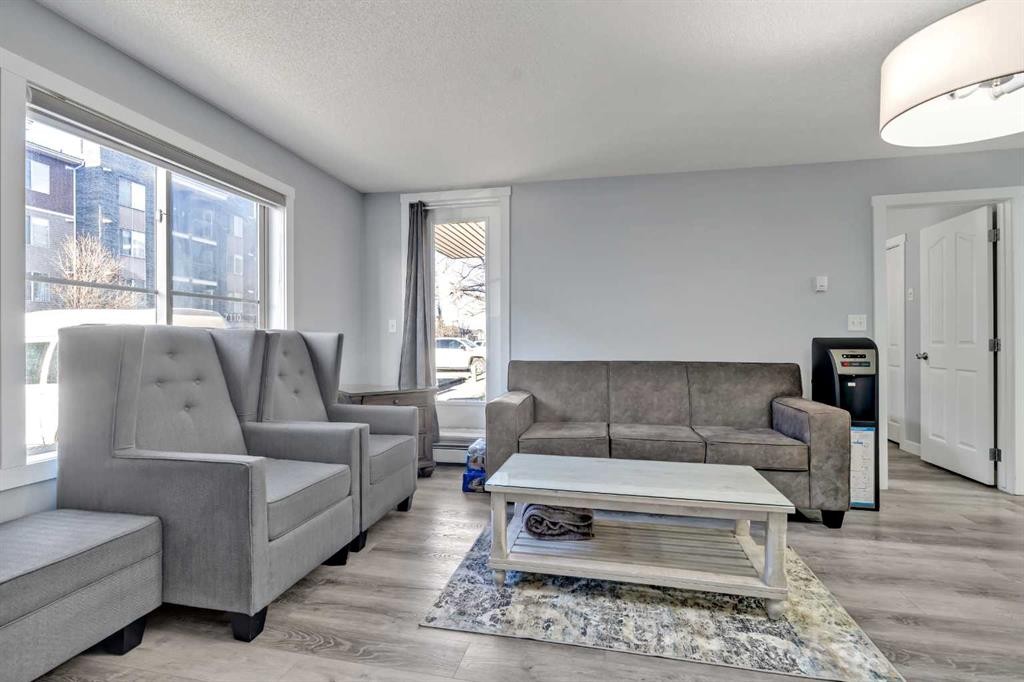 117-7130 80 Avenue Ne, Calgary, AB - Indoor Photo Showing Living Room