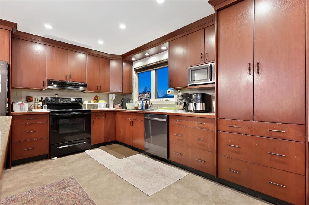 256 Lysander Place Se, Calgary, AB - Indoor Photo Showing Kitchen