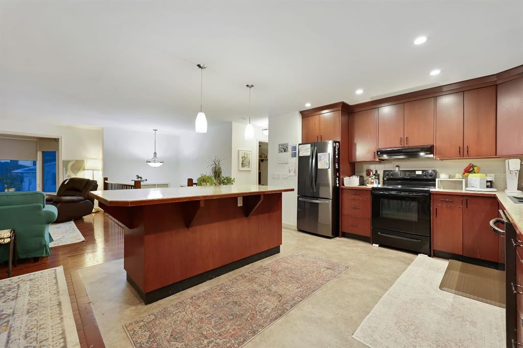 256 Lysander Place Se, Calgary, AB - Indoor Photo Showing Kitchen